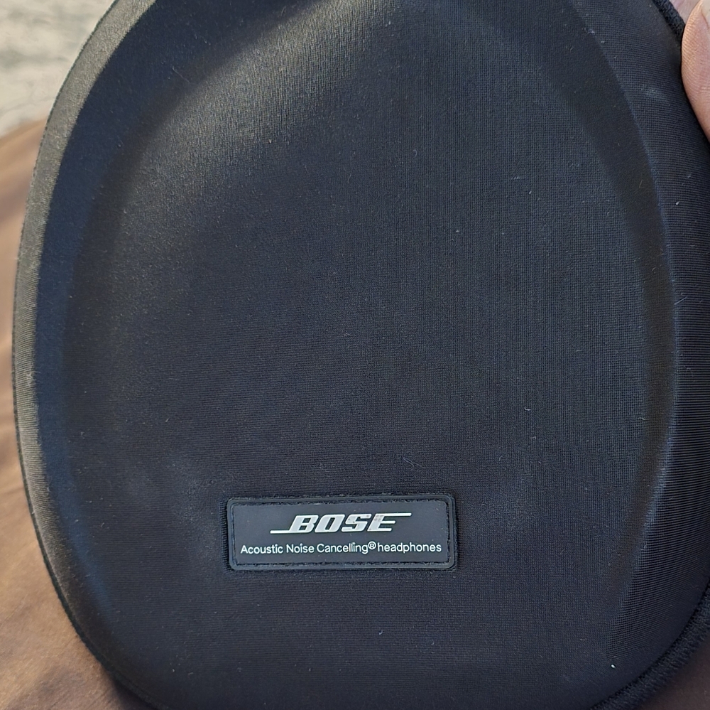 Bose Quiet Accoustic Noise Canceling ultra headphone black with case